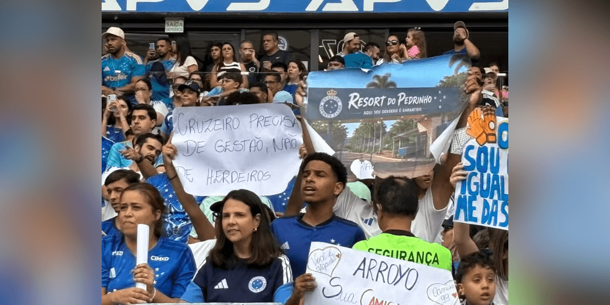 Vitória não ameniza crise, e cruzeirenses protestam contra elenco e diretoria