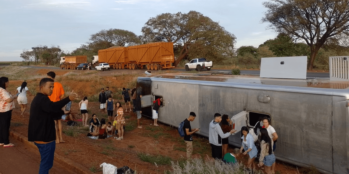 Ônibus de viagem tomba em rodovia de Uberaba e deixa sete feridos