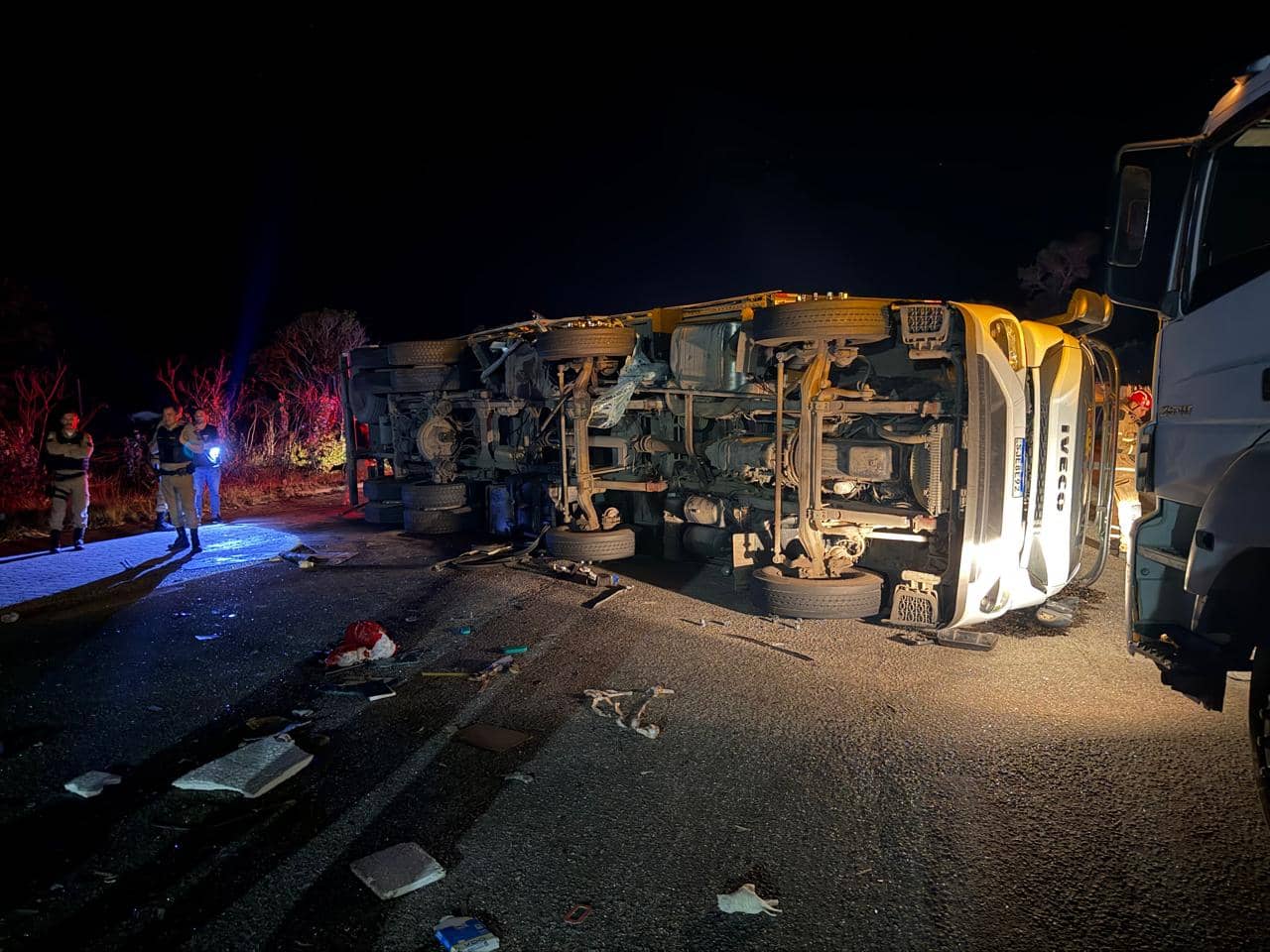 Colisão entre ônibus e carreta na BR-116 deixa seis mortos em MG