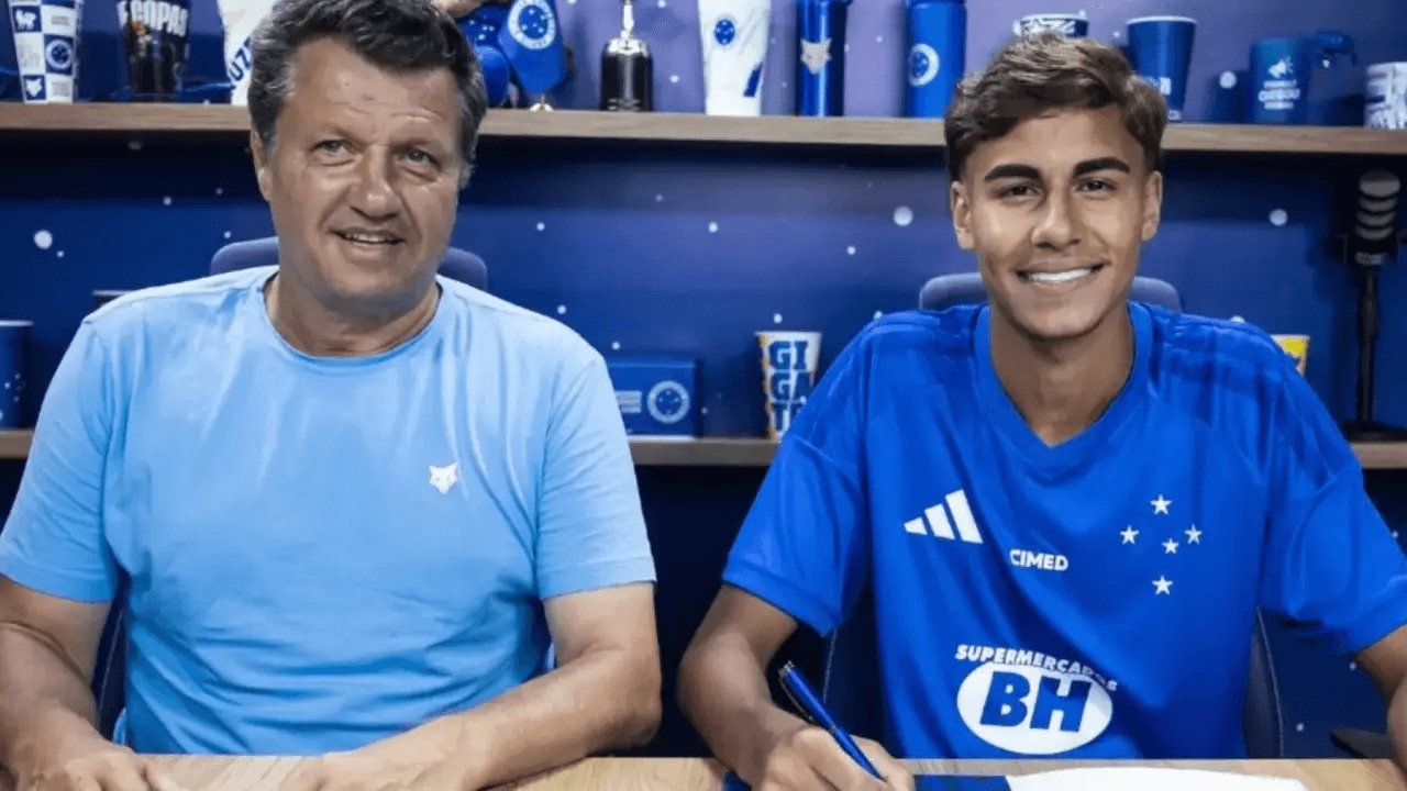 Bernardo Cruz assina com o Cruzeiro aos 16 anos