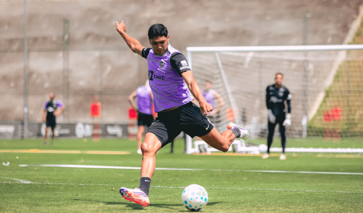 Atlético pode relacionar meia de 18 anos para enfrentar o Bragantino