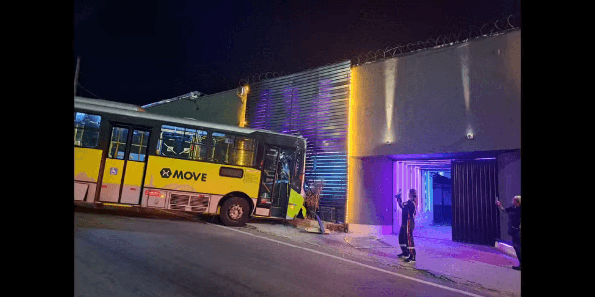 Ônibus do Move bate em motel no Anel Rodoviário e deixa dois feridos