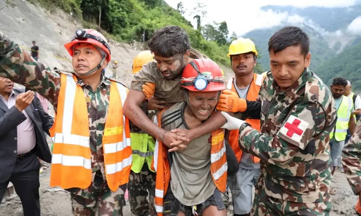 Dois sobreviventes são resgatados de túnel no Nepal após mais de uma semana