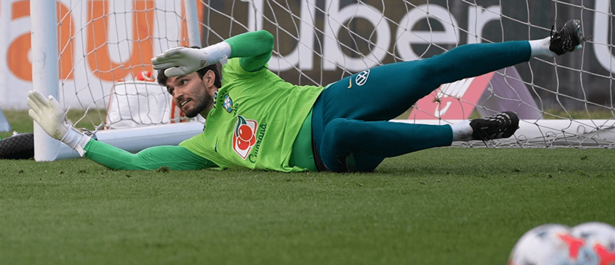 Otávio é pedido titular após falha de Hugo Souza