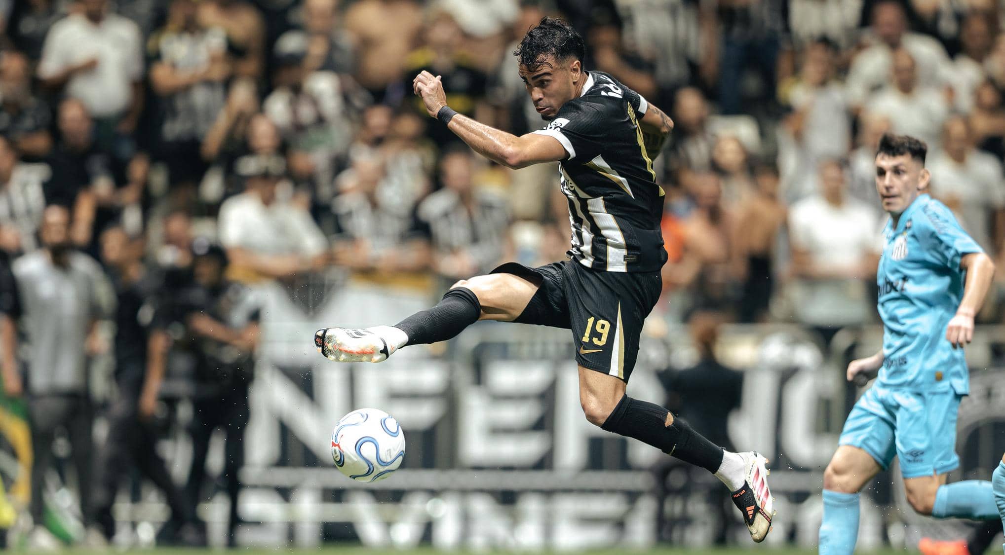 Delfim defende 3 pênaltis, Atlético elimina o Santos e avança às semis da Sula