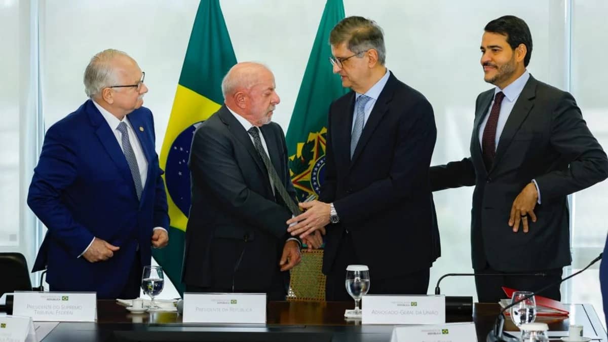 Lula se reúne com Fachin e Gonet e pede resposta equilibrada para crise no STF