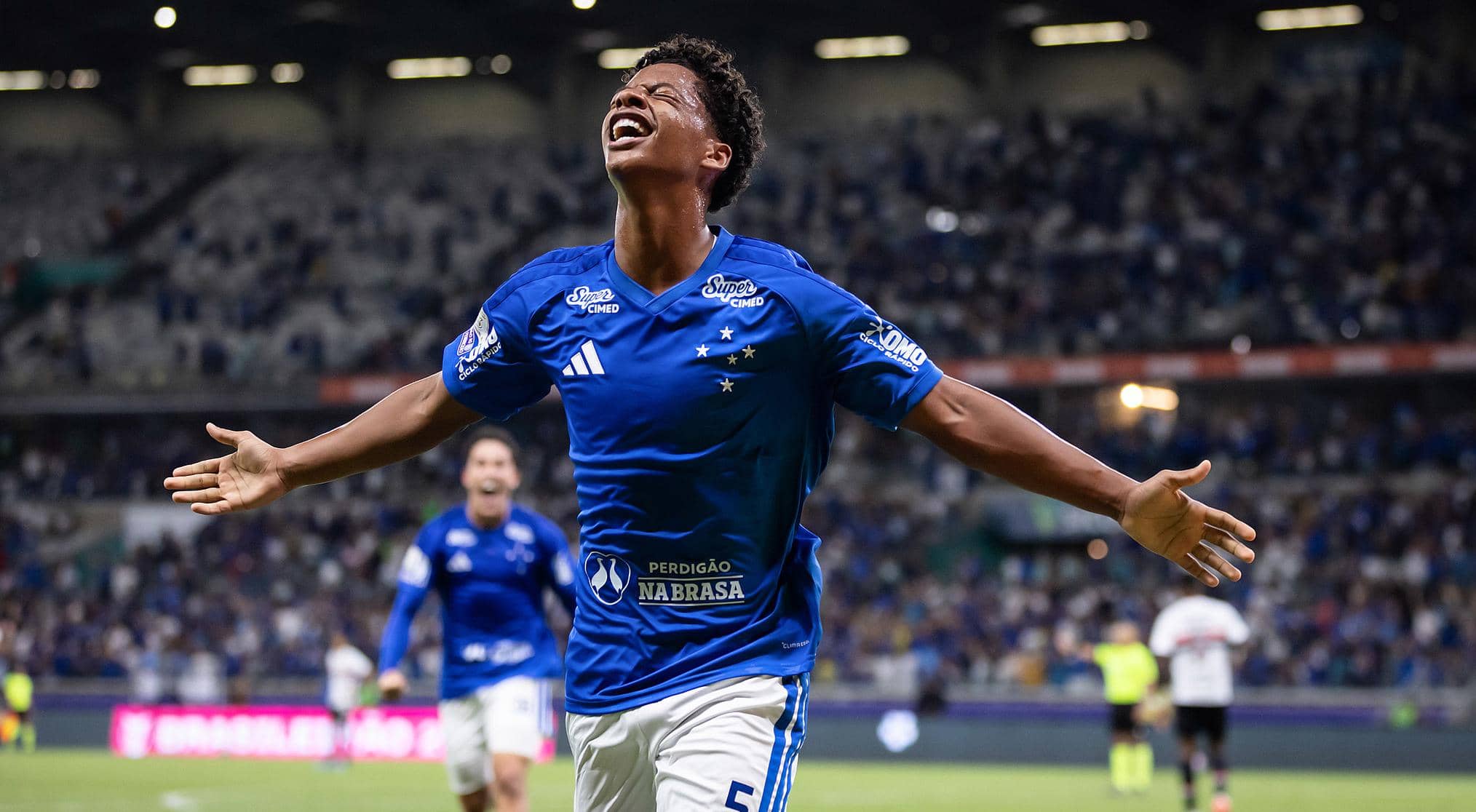 Cruzeiro bate o São Paulo no Mineirão e alcança o G4 do Brasileirão