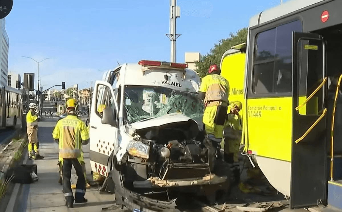 Cristiano Machado tem batida entre ônibus e ambulância; três ficam feridos