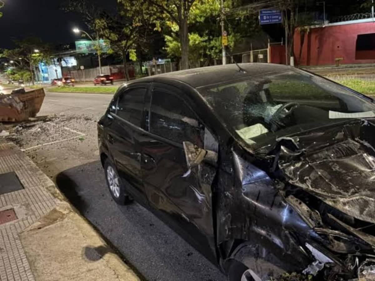 Carro bate em caçamba e motorista deixa recado à PMMG: "Pedimos desculpas"