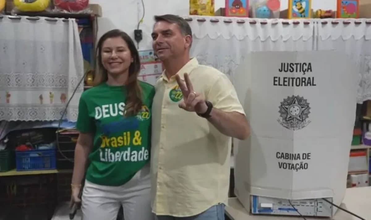Flávio vota no Rio acompanhado da família e deve acompanhar apuração em Brasília