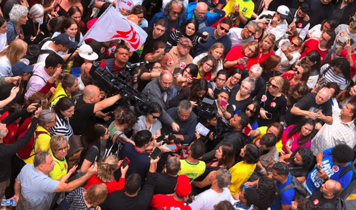 Janones tem alta e encontra apoiadores do "Exército do Lula" em SP