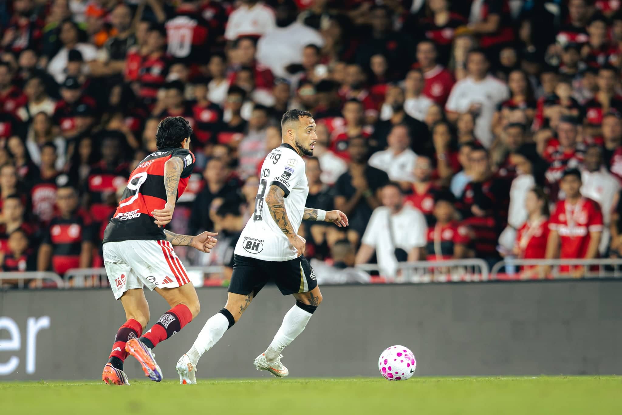 Atlético sofre gol no fim e perde para o Flamengo pelo Brasileirão