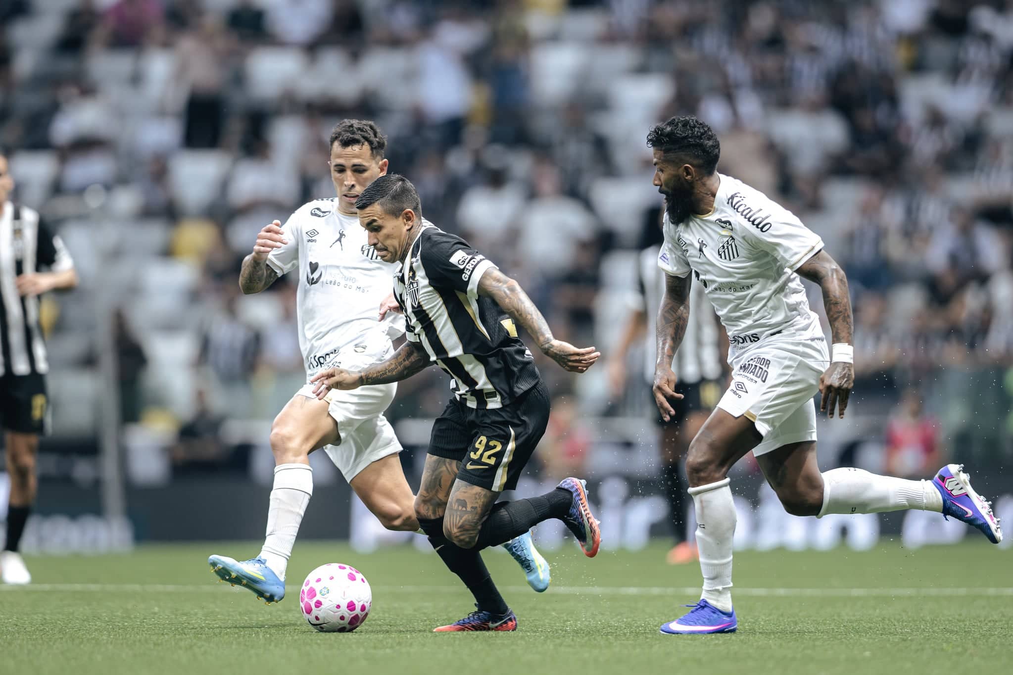 Galo busca virada nos acréscimos e bate o Santos com gol de bicicleta de Borbas