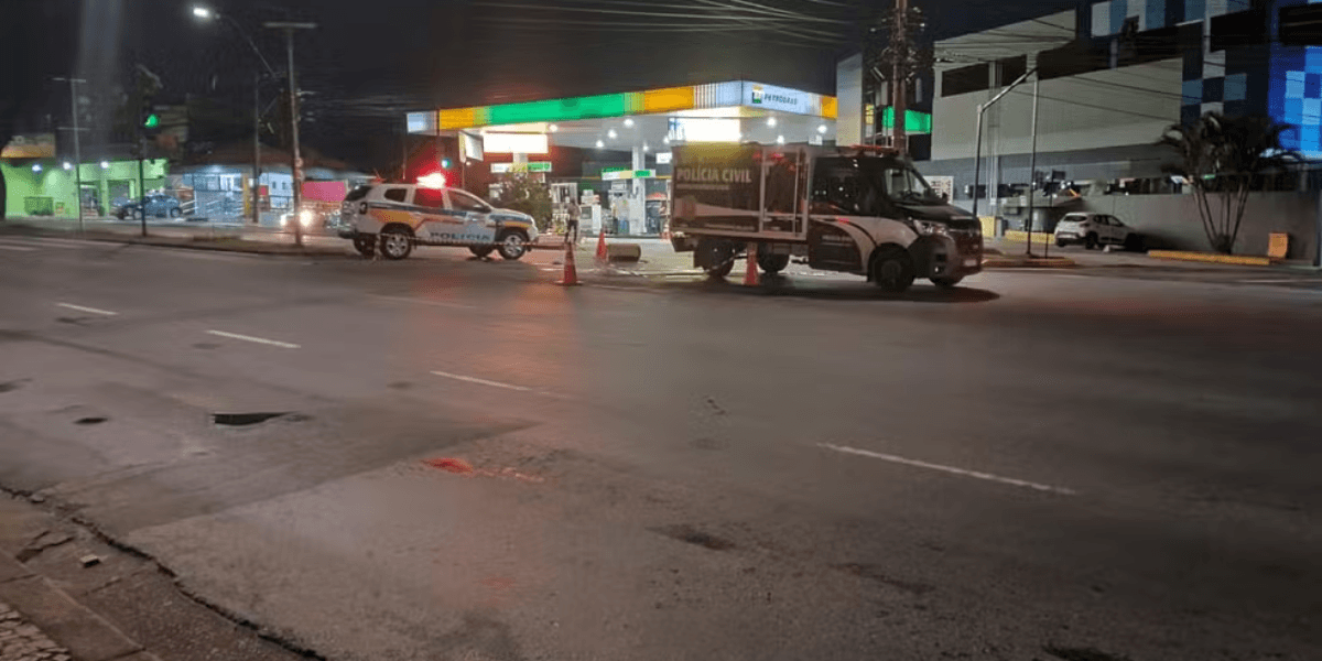 Acidente aconteceu na Avenida Amazonas, no bairro Nova Suiça — Foto: Thiago Silva/TV Globo