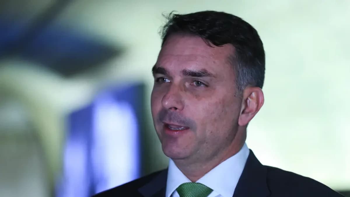 Flávio Bolsonaro pede trégua após embate entre aliados