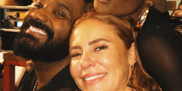 Paolla Oliveira curte samba com amigos 