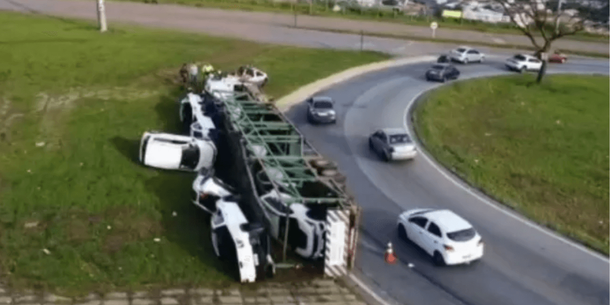 Carreta cegonheira tomba na BR-040, em BH