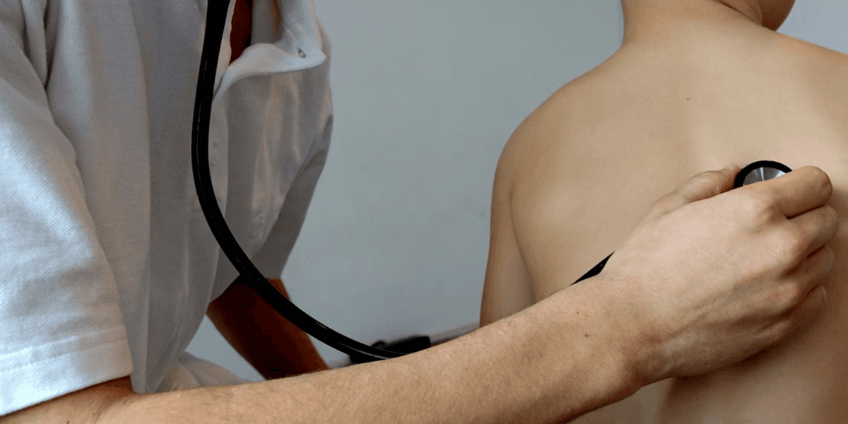 Médico realizando exame com estetoscópio - Foto: Pixabay/Divulgação