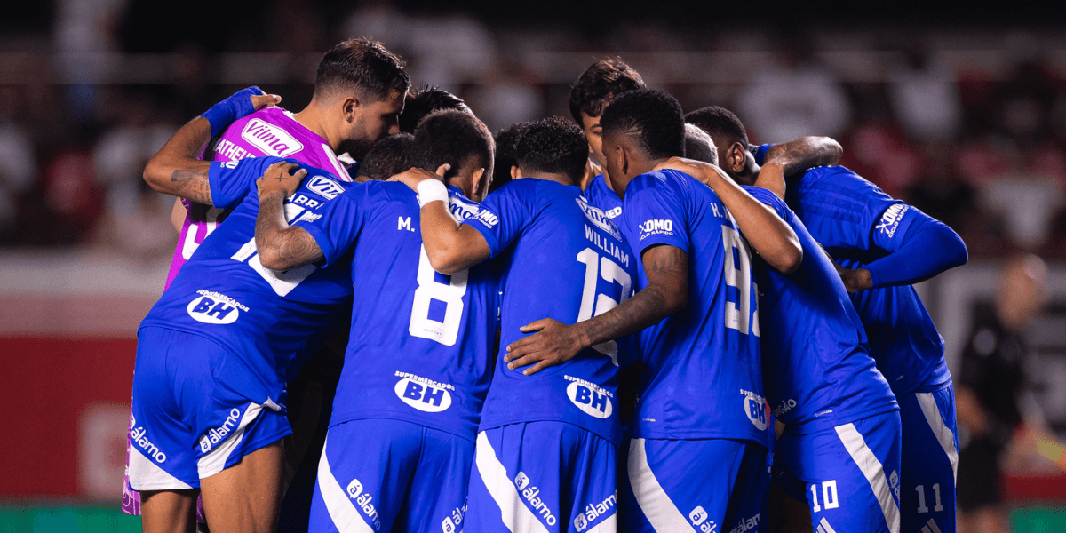 Time do Cruzeiro em campo durante jogo - Foto: Marco Galvão