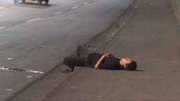 BH: motorista embriagado bate carro e deita na calçada para "dormir"