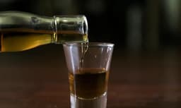 Idoso morre após ingerir cachaça envenenada em MG