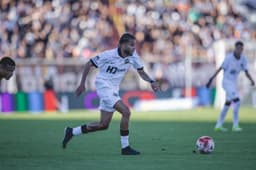 Domínguez explica ausência de Alexsander em goleada