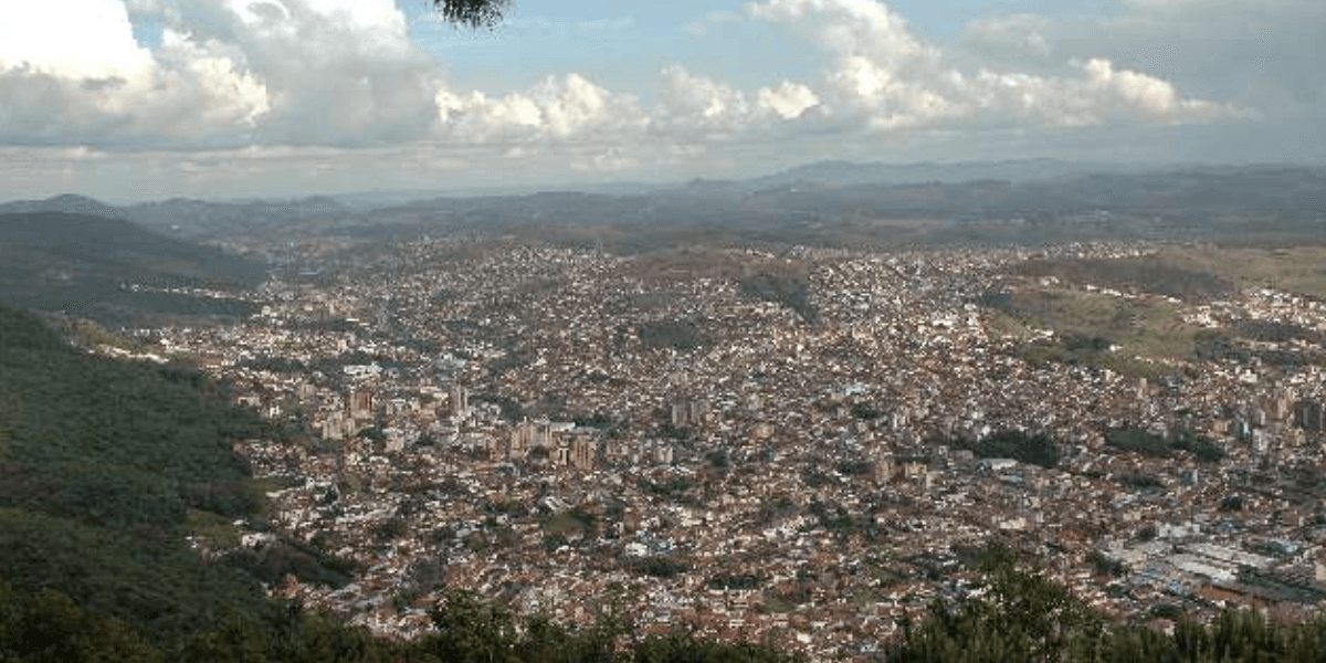 Governo de Minas transfere capital simbólica para Poços de Caldas