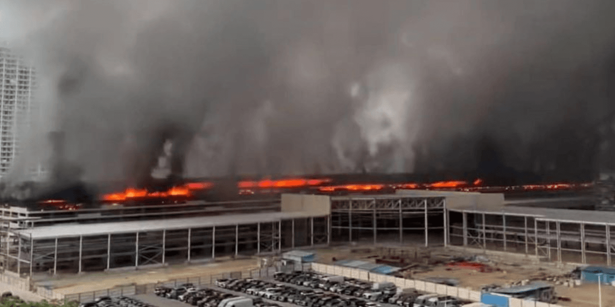 Incêndio atinge estacionamento da BYD na China 