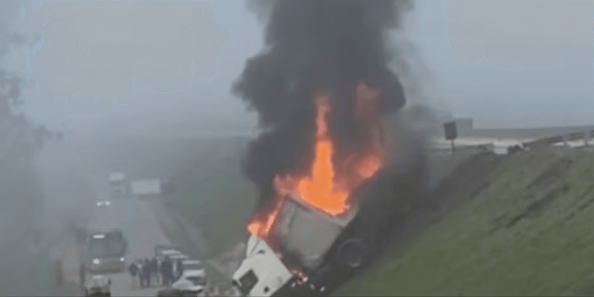 BR-381: Carreta tomba, carga é saqueada e veículo é incendiado