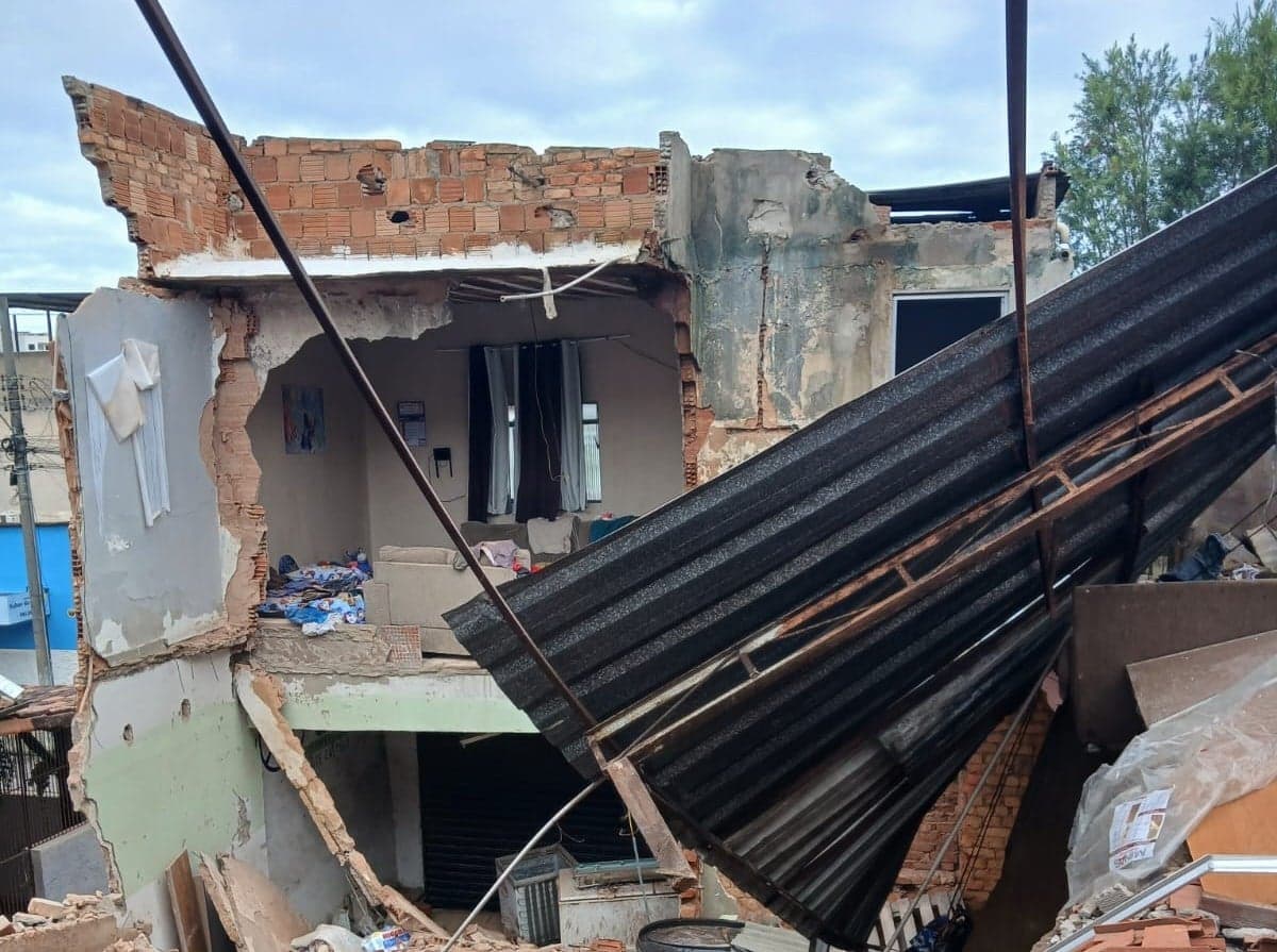 Casa desaba com 15 pessoas no Monte Castelo, em Juiz de Fora