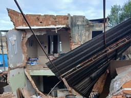 Casa desaba com 15 pessoas em Juiz de Fora 