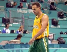 Oscar Schmidt é cremado com camisa da seleção de basquete