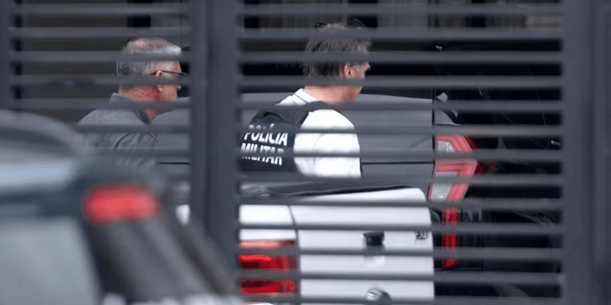 Bolsonaro chega em casa para cumprir prisão domiciliar — Foto: Vinicius Schmidt / Metropoles 