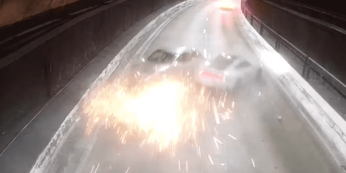 Porsche bate em carro e causa acidente grave em túnel de SP