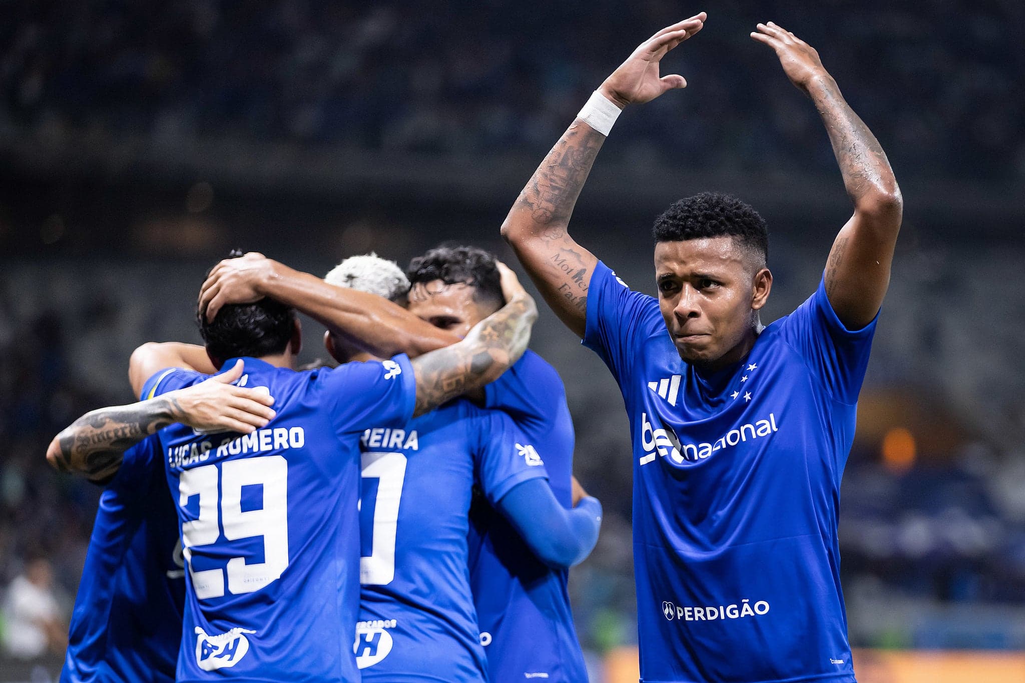 Cruzeiro vence o Grêmio e sai da zona de rebaixamento do Brasileirão