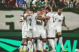 Atlético goleia a Chapecoense fora de casa pelo Brasileirão