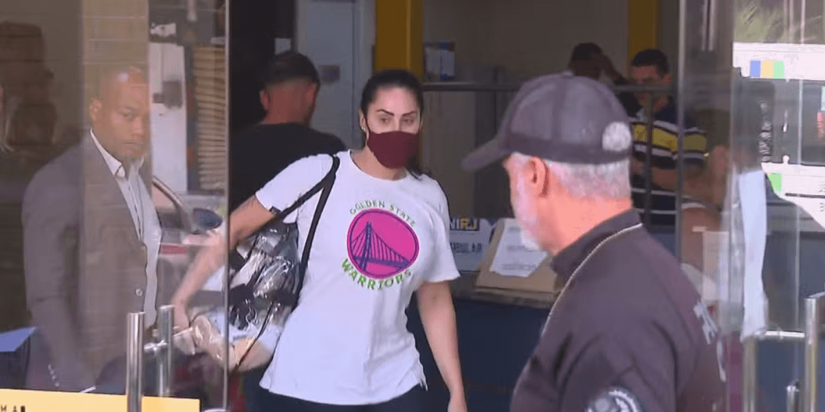 Monique Medeiros, após se entregar à 34ª DP (Bangu), é levada para a cadeia - Foto: Reprodução/TV Globo