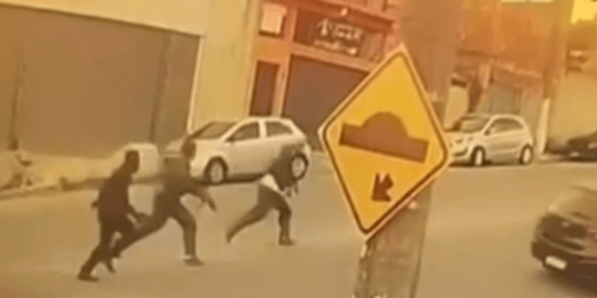 Ataque aconteceu a poucos metros de uma escola municipal - Foto: Redes Sociais / Reprodução