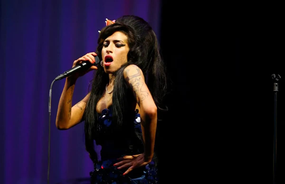Pai de Amy Winehouse perde ação judicial contra amigas da cantora