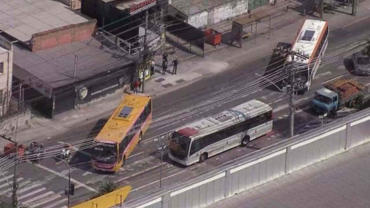 Ônibus usados como barricadas na Zona Norte do Rio de Janeiro (@CALLOFFRIO/X)
