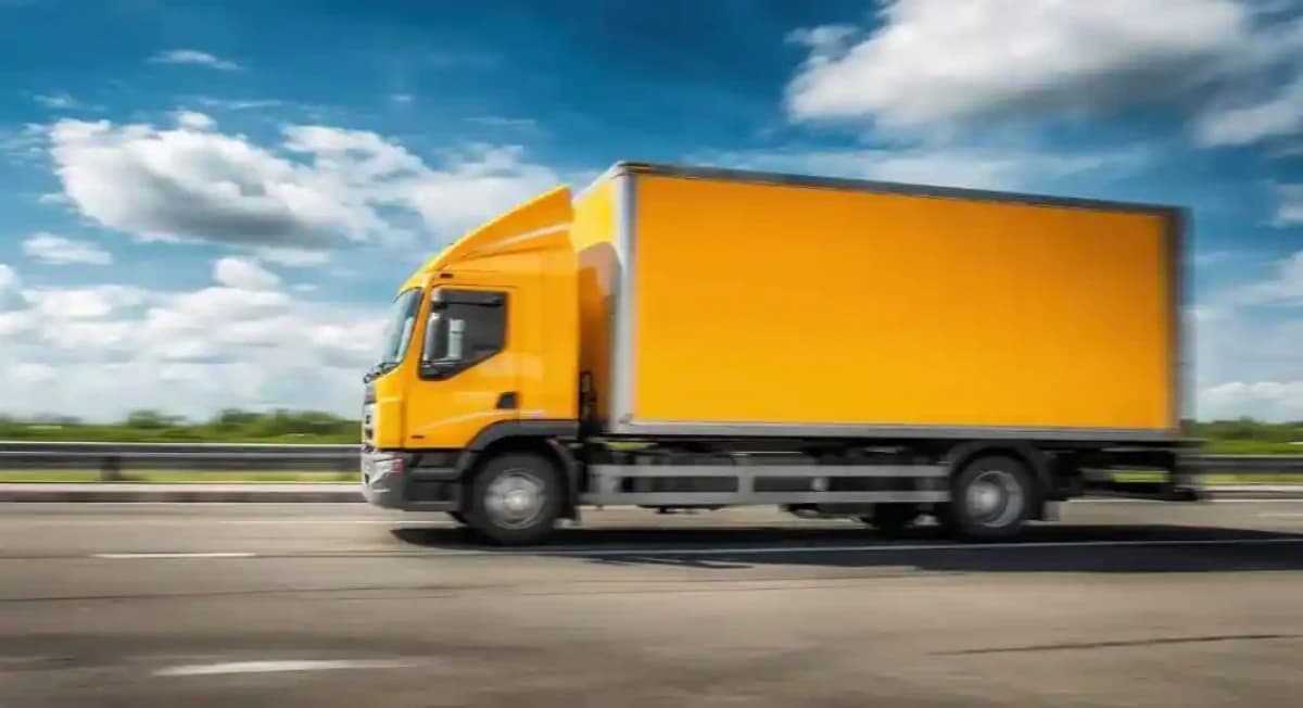 Imagem ilustrativa de caminhão de carga e frete em uma rodovia - Foto: Banco de imagem