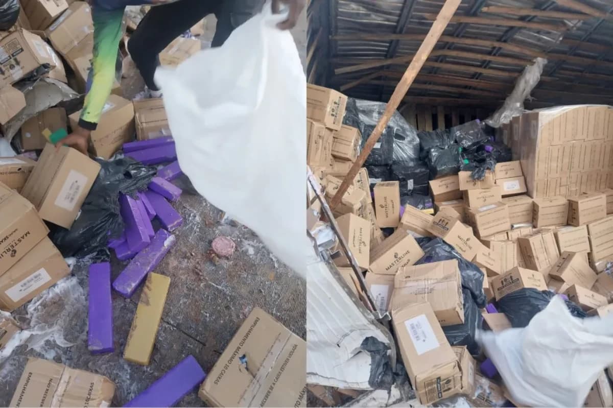 A carga, espalhada no chão, foi alvo de saqueadores que passavam pelo local 