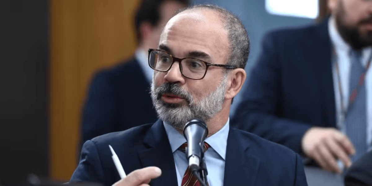 Exoneração na Fazenda expõe crise na gestão Simões