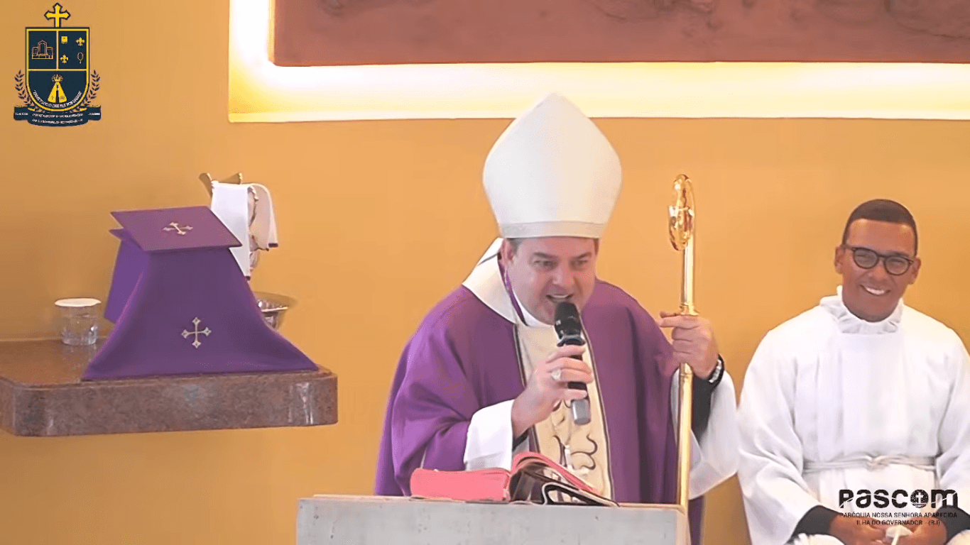 Bispo canta Ivete Sangalo durante missa e vídeo repercute 