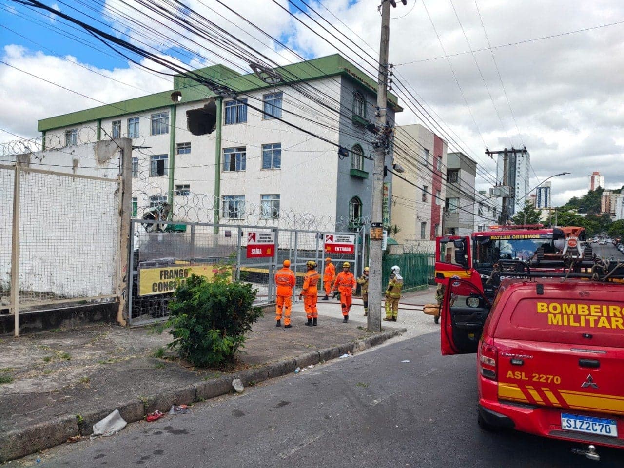 Aeronave colidiu com prédio residencial, atingindo o terceiro e o quarto andar da edificação