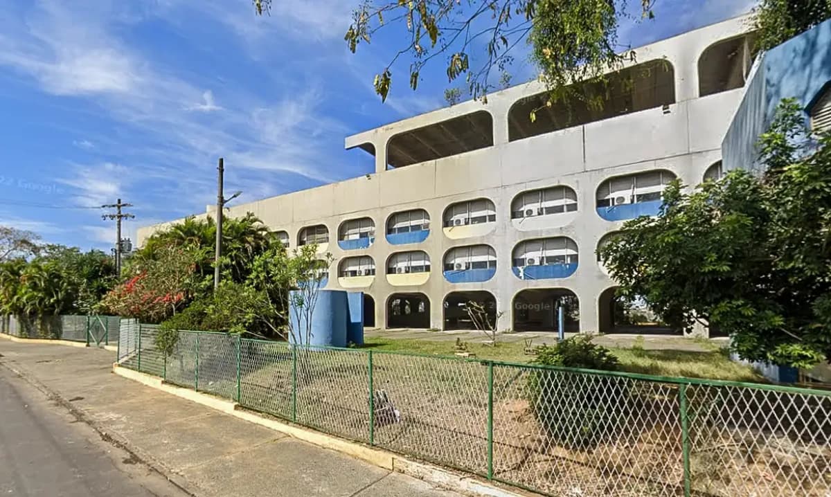 Centro Integrado de Educação Pública (Ciep) Lasar Segall, no bairro Areia Branca