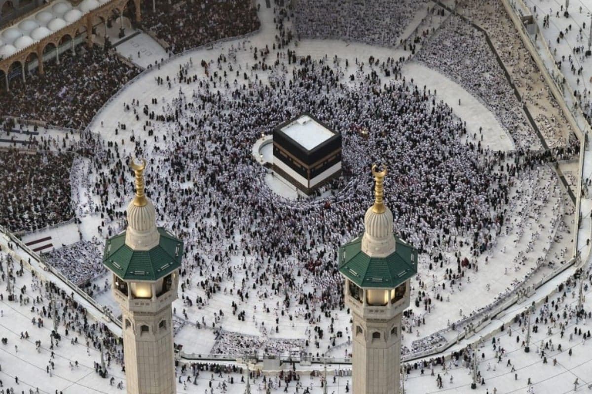 Muçulmanos fazem orações junto da Kaaba, antes do início da peregrinação a Meca – Foto: Zain Jaafar