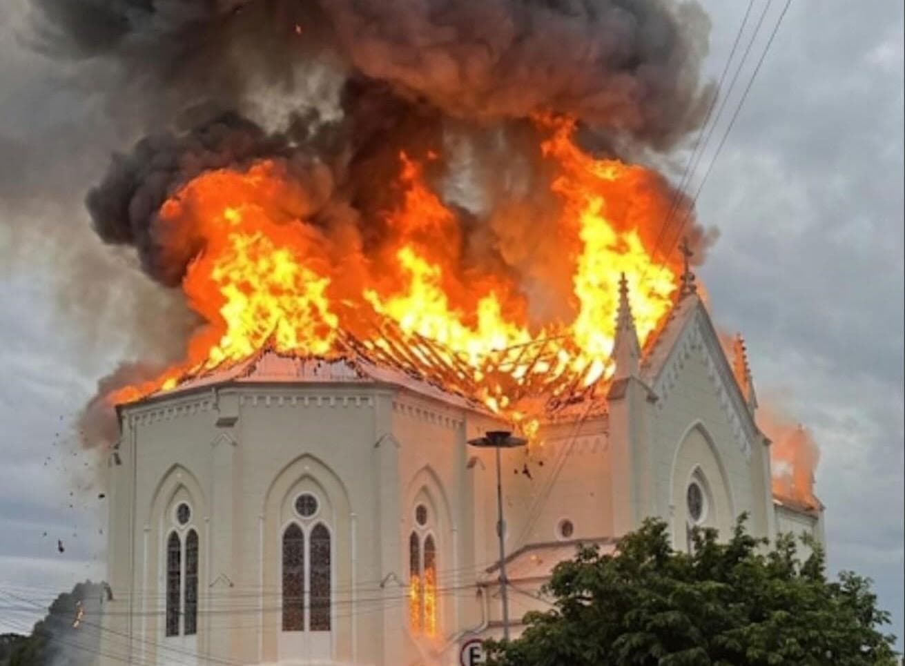 Incêndio atinge Igreja Matriz de Flores da Cunha na Serra — Foto: Reprodução