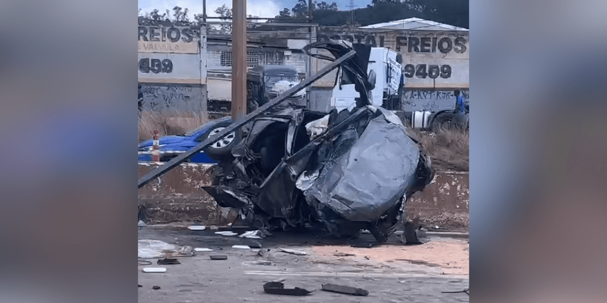 Carro ficou destruído em acidente no Anel Rodoviário de BH na tarde desta terça-feira (12) — Foto: Redes sociais