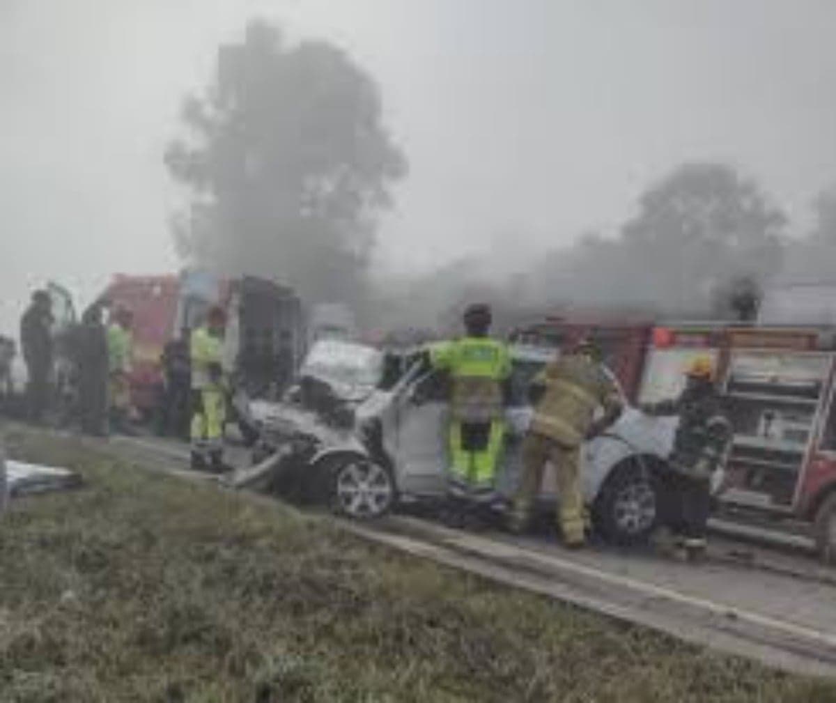 Motorista e passageiro morrem em acidente na MG-050, em Formiga — Foto: Corpo de Bombeiros/Divulgação